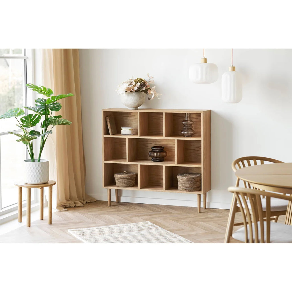 Étagère en bois clair de chêne avec 9 casiers ouverts et pieds fins