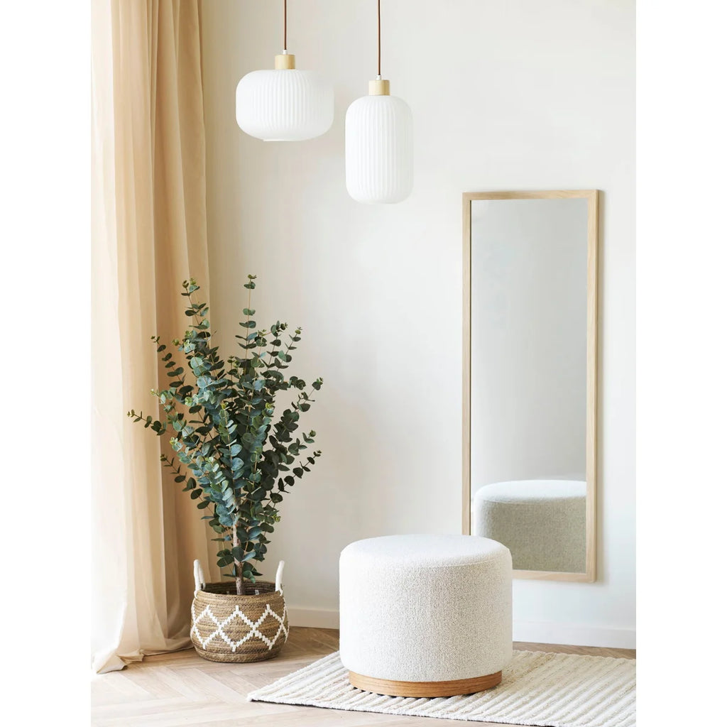 Suspension en verre opalin cannelé et bois clair Ø20 cm