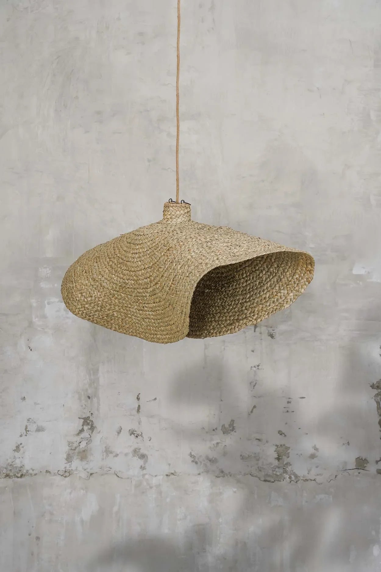 Lustre suspendu en jacinthe d’eau tressée avec pendentif en paille tissée Qubba 100 cm
