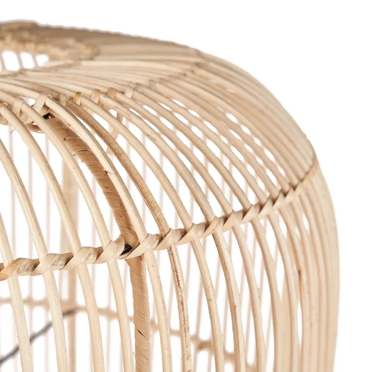 Suspension XL en rotin naturel artisanale avec dôme tissé en rattan pour une décoration élégante