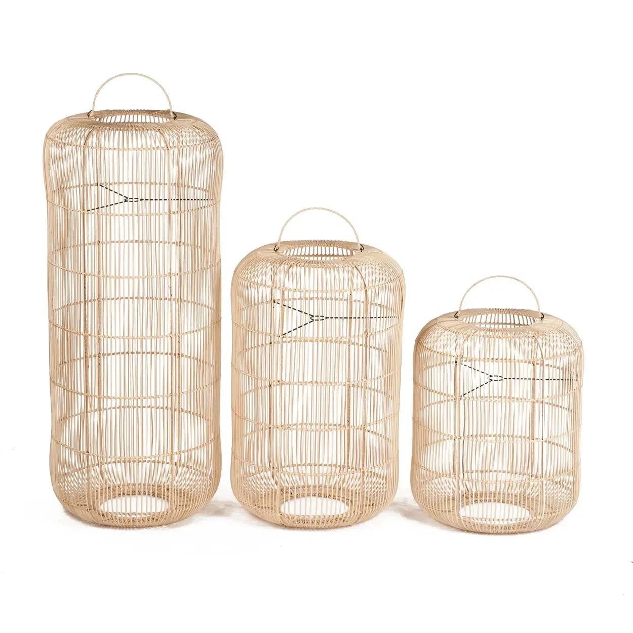 Suspension XL en rotin naturel fabriquée à la main avec trois lanternes cylindriques