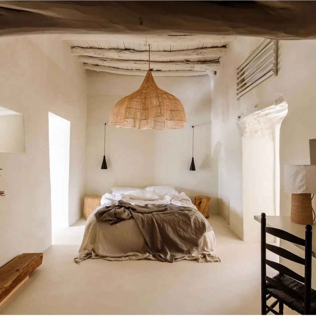 Photo d’une chambre minimaliste avec suspension XXL en rotin naturel tressé ajouré