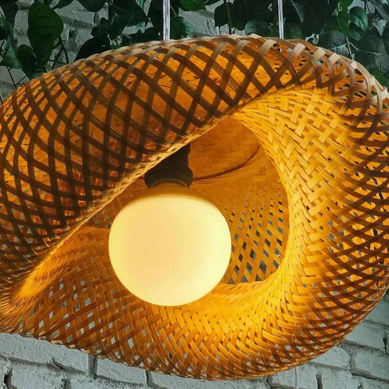 Suspension en bambou design gros plan
