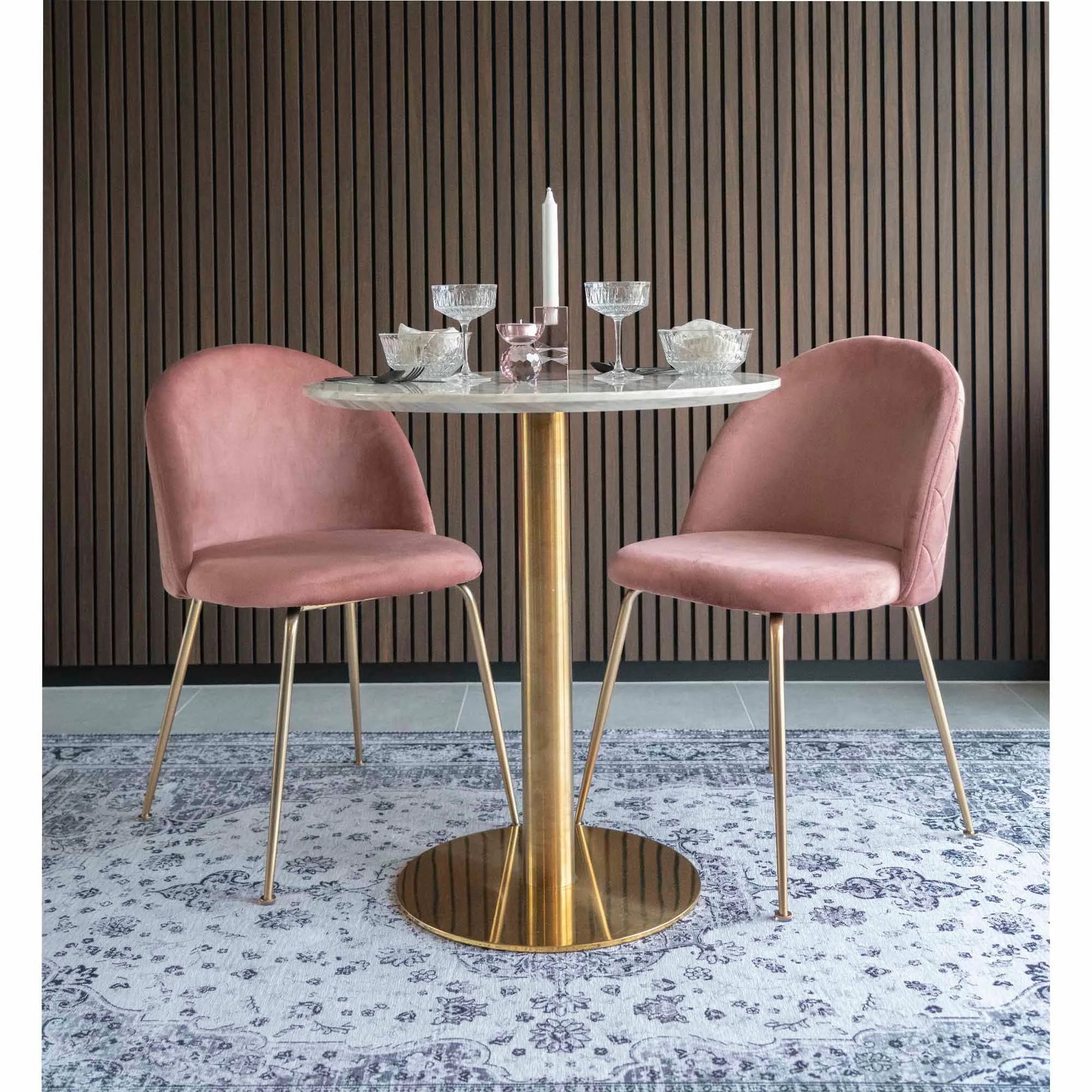 Table à manger ronde en marbre blanc avec pieds dorés et fauteuils en velours rose