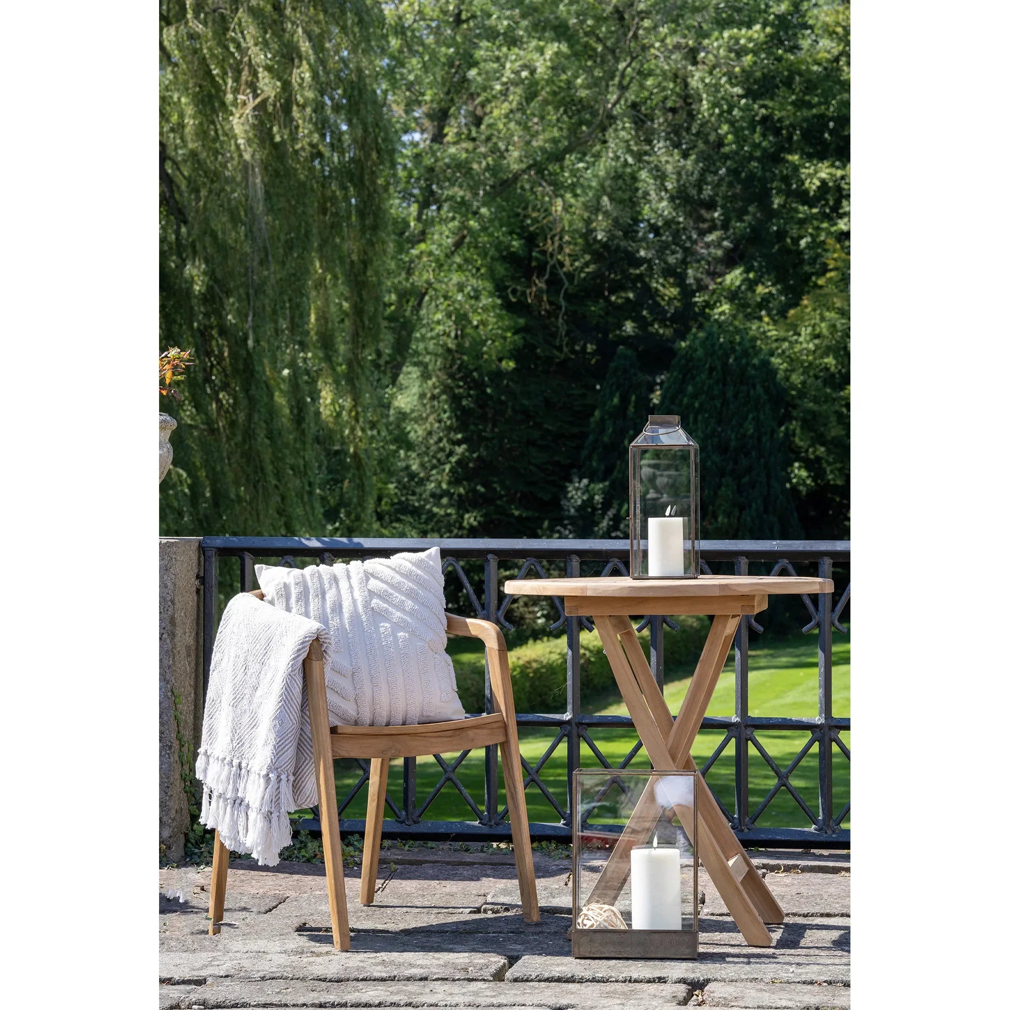 Chaise en bois avec coussin blanc et couverture pour table à manger ronde en teck