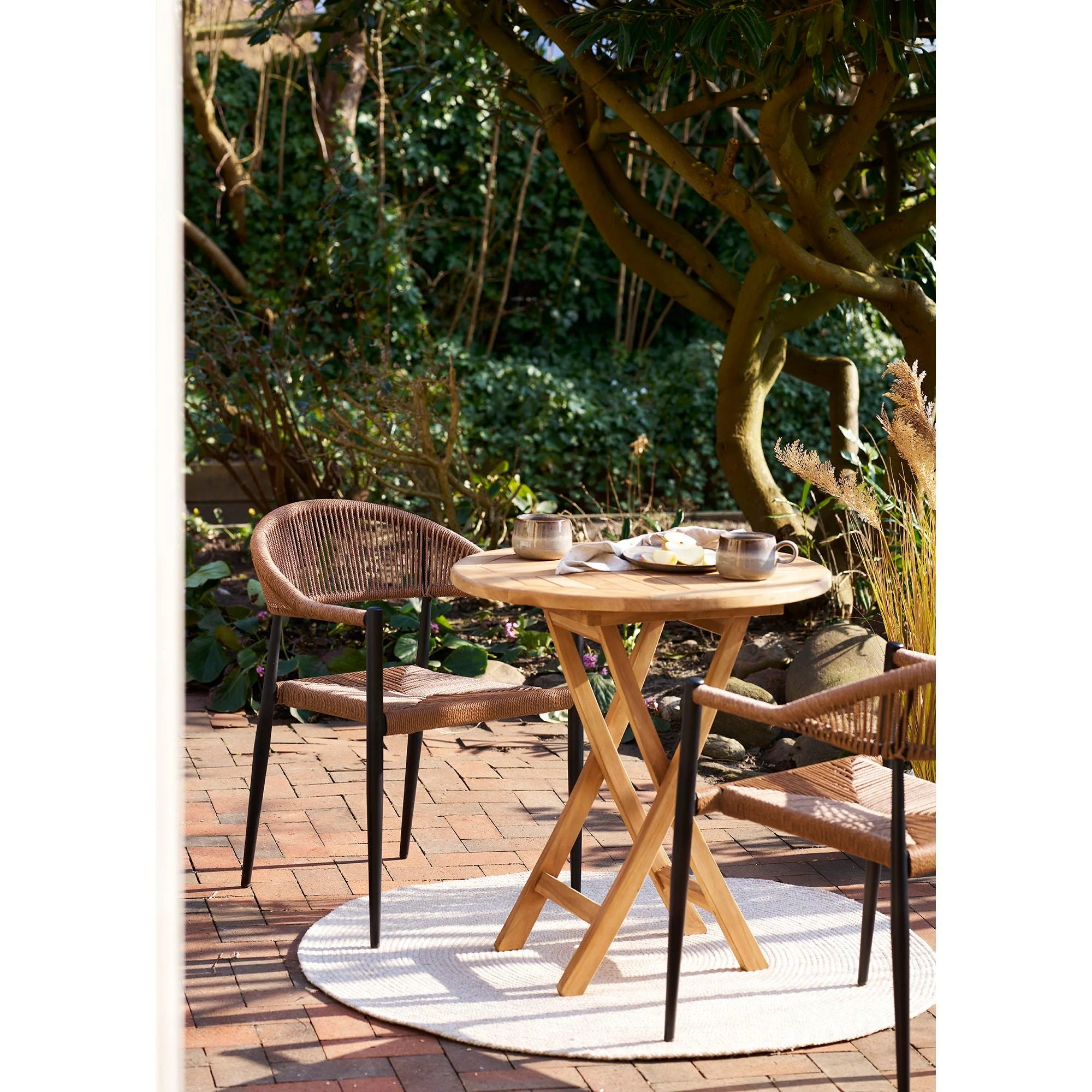 Table à manger ronde en teck naturel pour extérieur avec deux chaises en osier