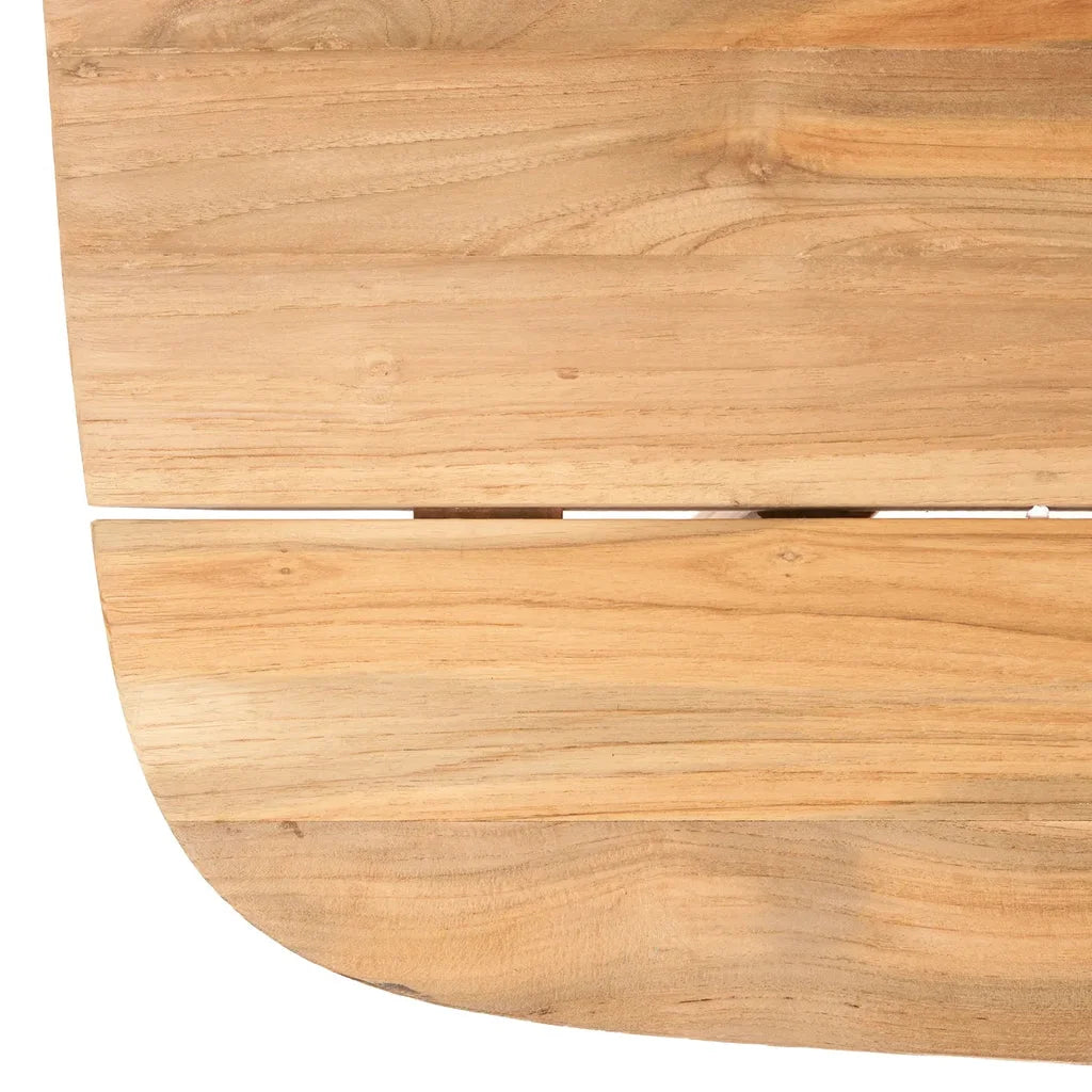 Coin supérieur gauche d’une table en bois pour la salle à manger extérieure Tutuala