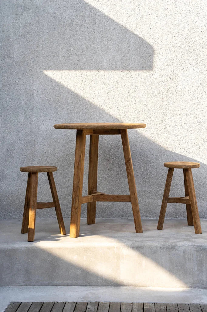 Table de bar en bois avec deux tabourets pour l’extérieur La table de bar Fusuma