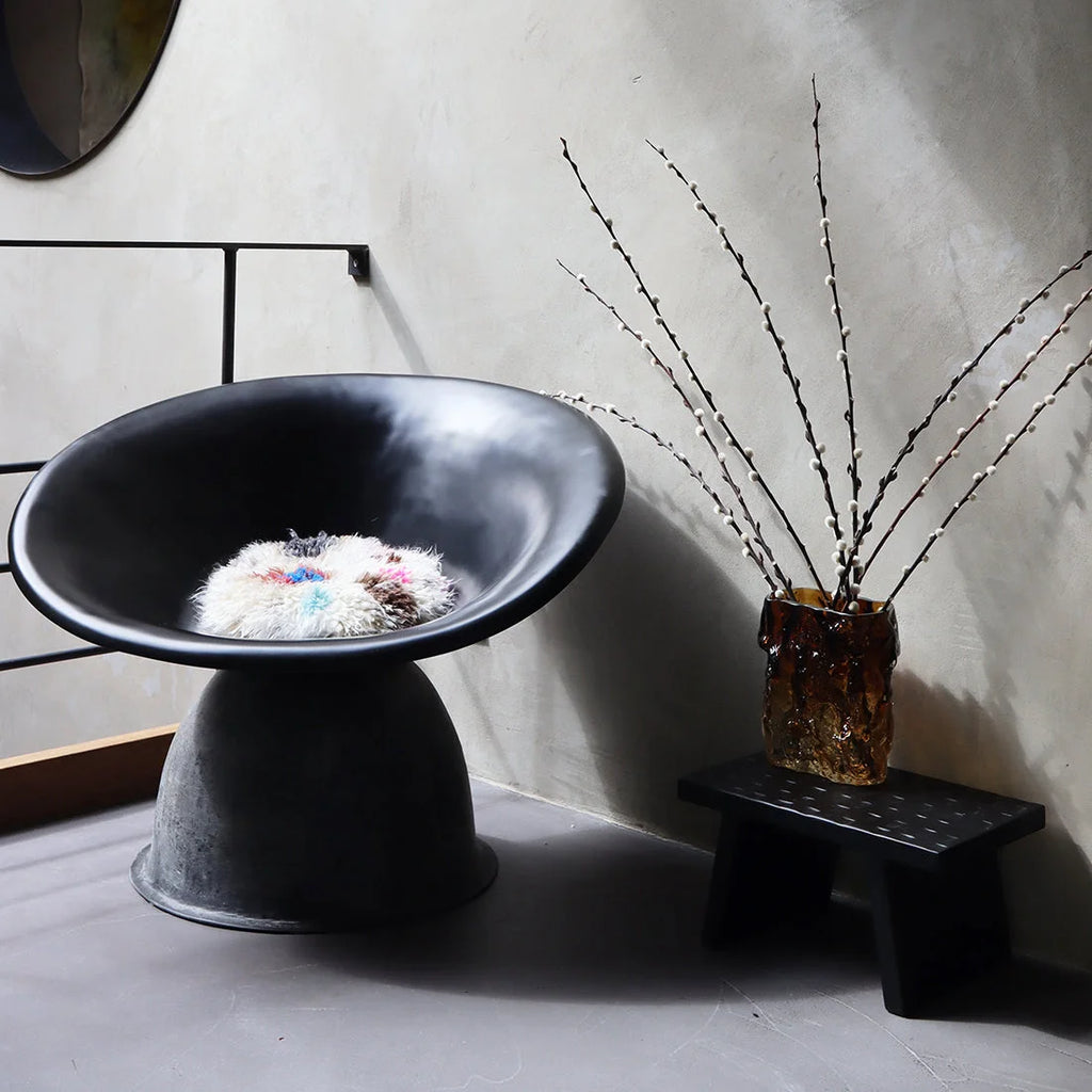 Fauteuil bol céramique noir mat avec coussin moelleux multicolore