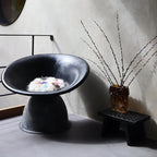 Fauteuil bol céramique noir mat avec coussin moelleux multicolore