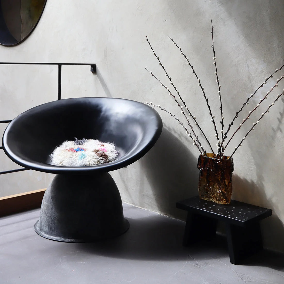 Fauteuil bol céramique noir mat avec coussin moelleux multicolore