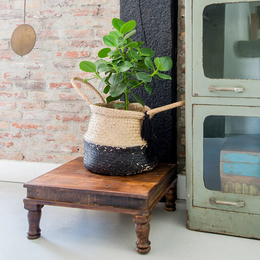Panier tressé beige-haut noir-bas avec anses et pompons