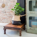 Panier tressé beige-haut noir-bas avec anses et pompons