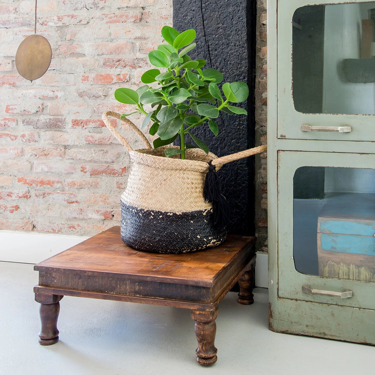 Panier tressé beige-haut noir-bas avec anses et pompons
