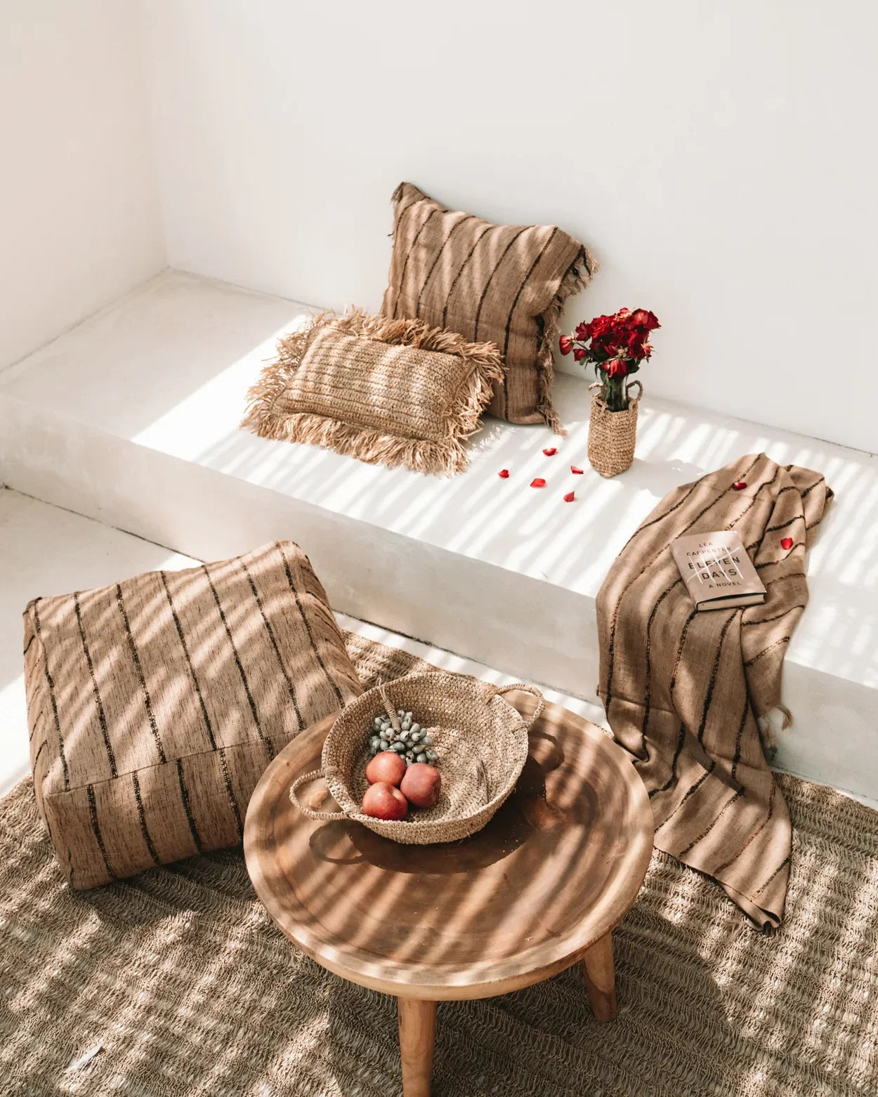 Table basse en bois massif de Munggur naturel dans un salon rustique chaleureux