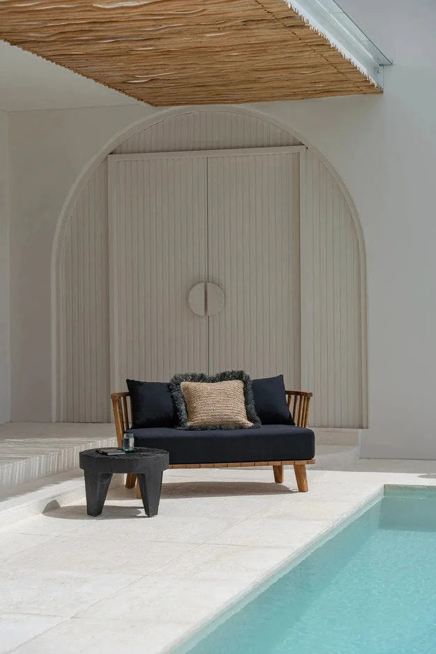 Table basse en bois de suar noir forme organique – 61x61 cm