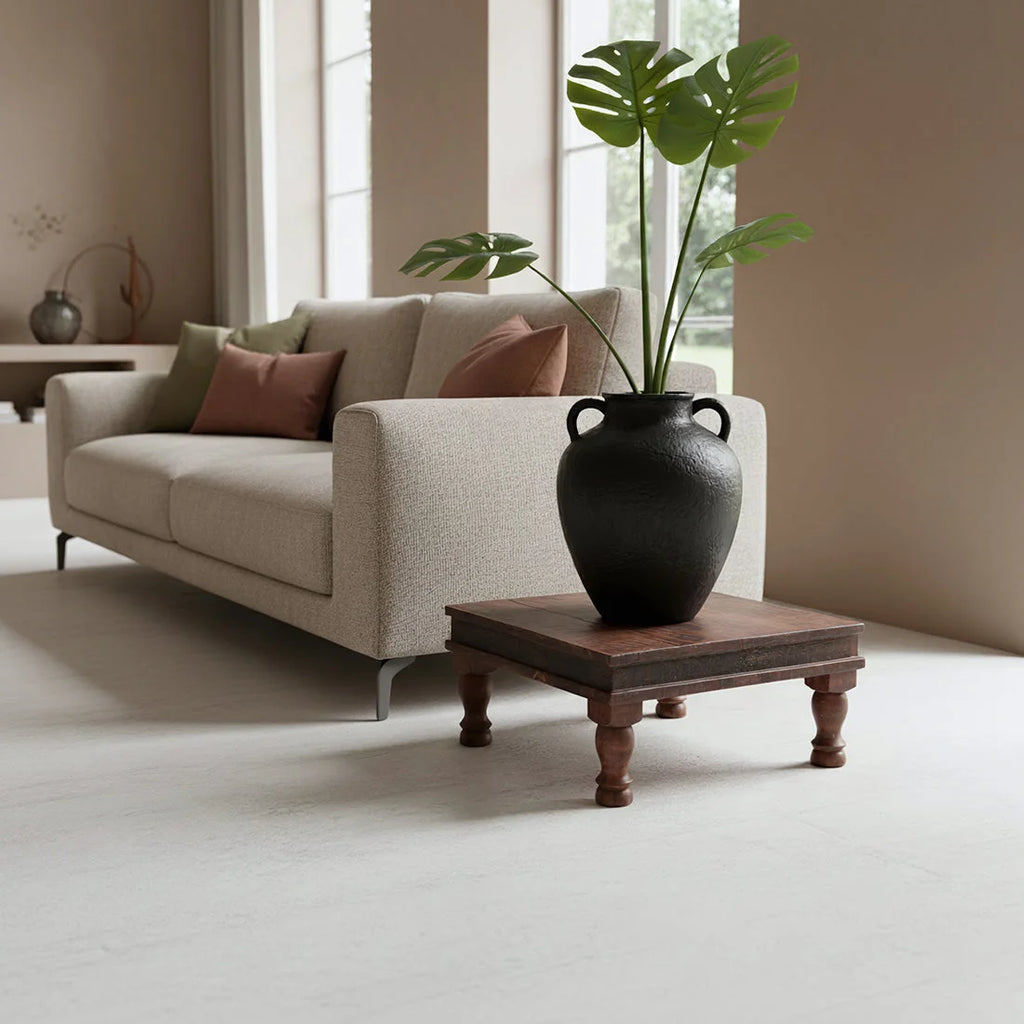 Vase en céramique noire texturée à deux anses sur table basse carrée en bois recyclé brun 33x33 cm