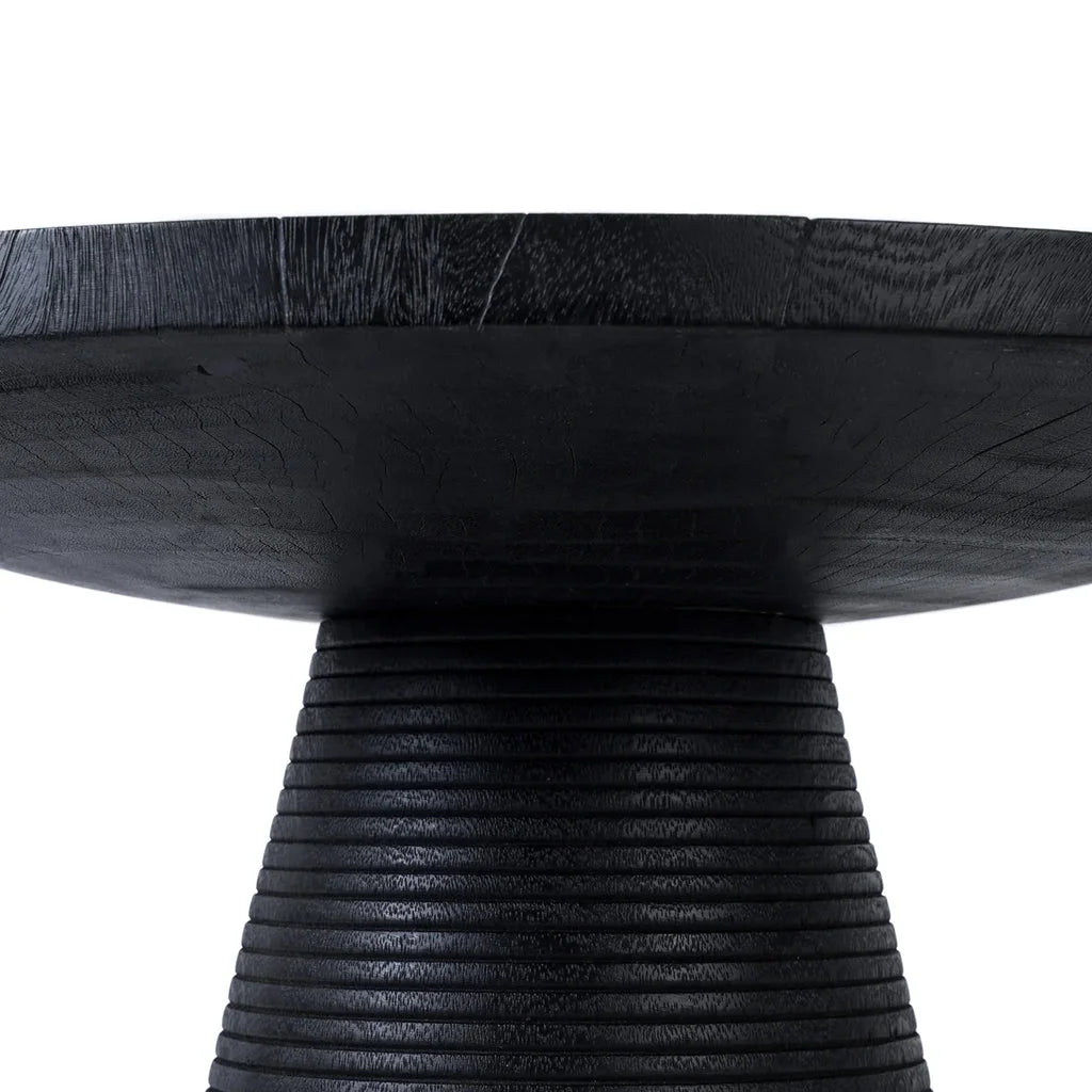 Altitude description de La table basse Hi Matata Noire, table ronde en bois noir avec rainures