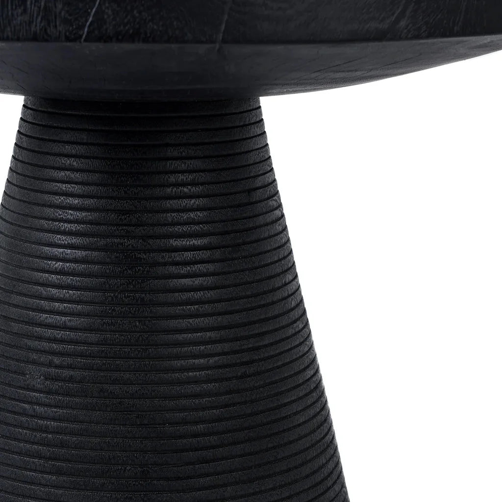Table basse noire et texturée La Table Basse Hi Matata sur un socle