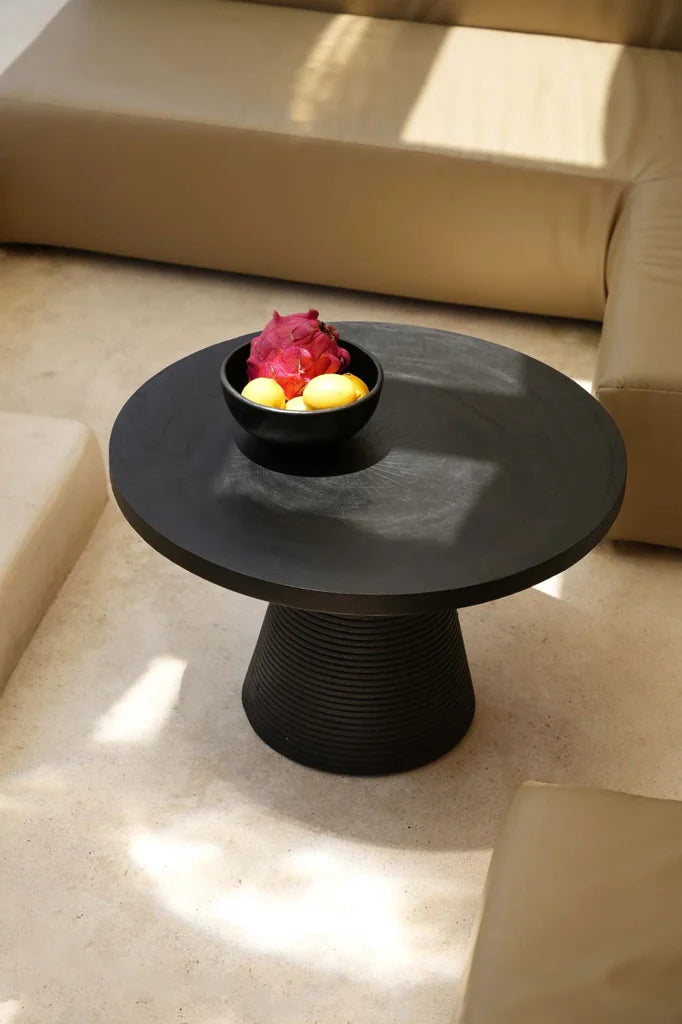 Table basse ronde noire avec un bol de fruits, modèle La table basse Hi Matata Noire