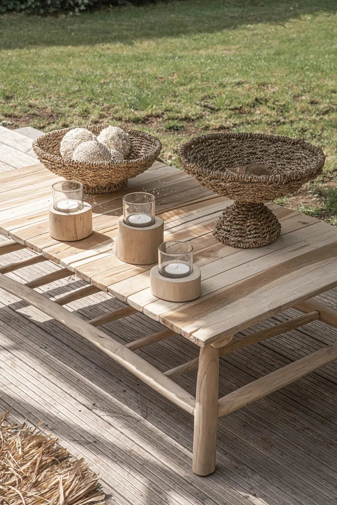 Table extérieure avec bols décoratifs et bougeoirs pour La table basse Island Naturelle