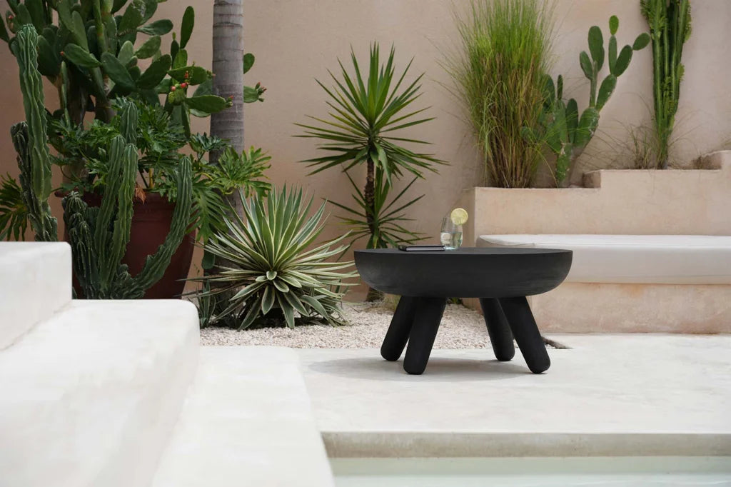 Table d’appoint noire à trois pieds, idéale pour la décoration moderne