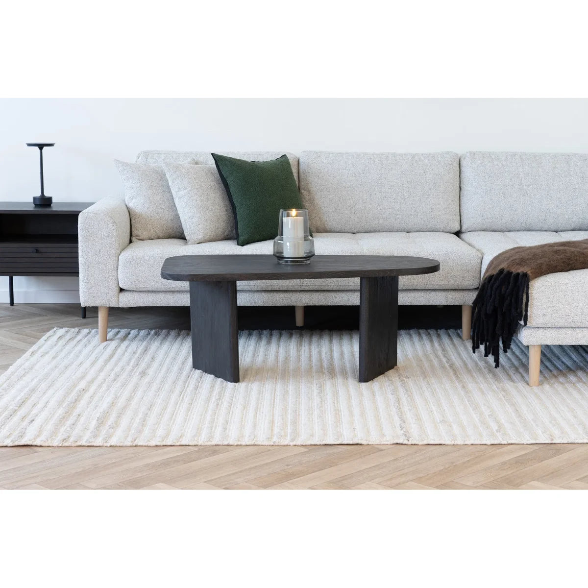 Canapé sectionnel moderne gris avec pieds en bois clair et tissu texturé