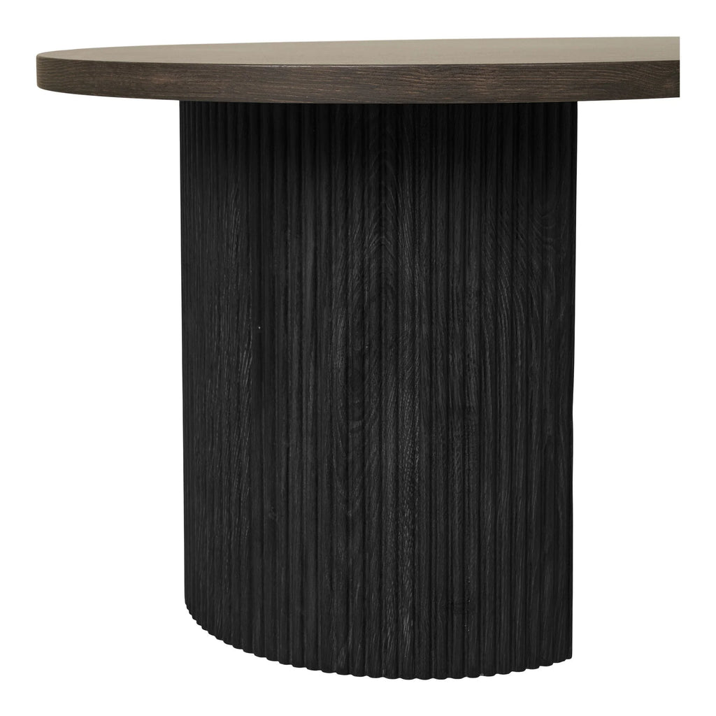 Vue de côté d’une table basse ovale en bois foncé avec pieds noirs texturés
