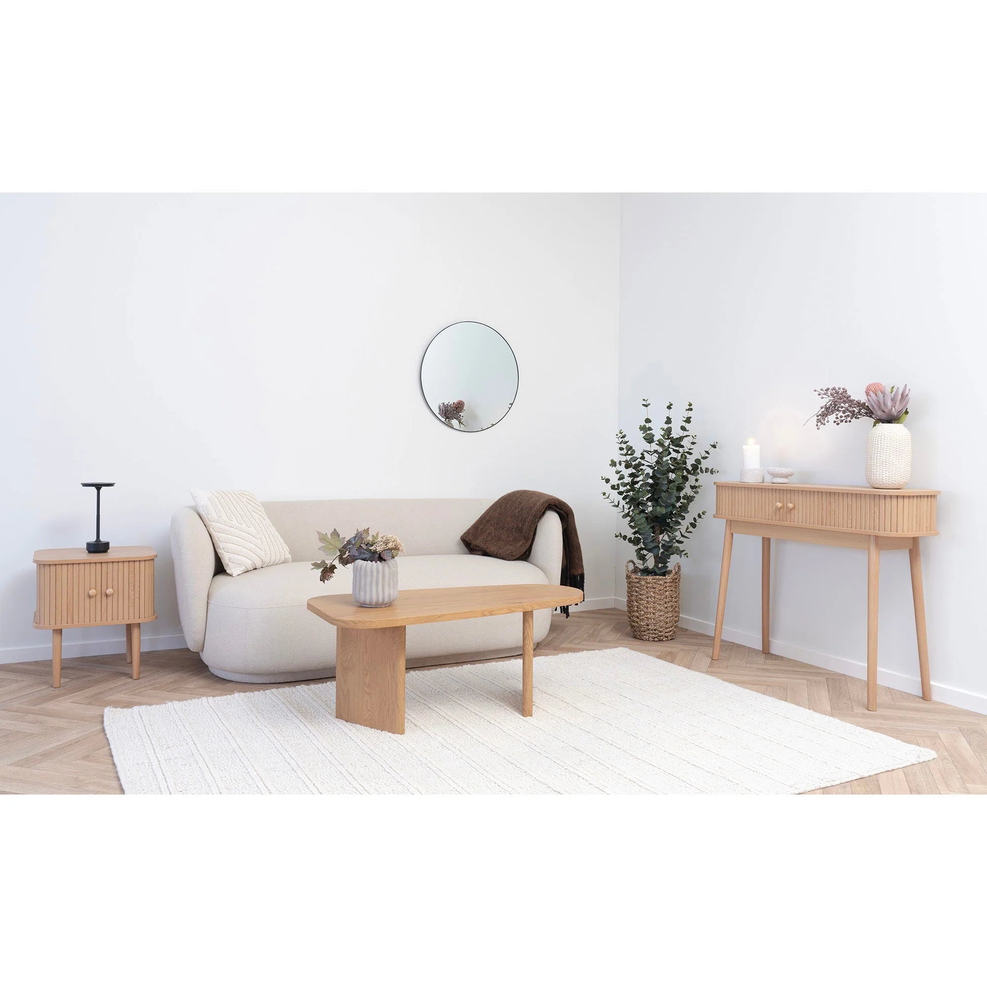 Intérieur de salon lumineux avec table basse ovale en bois naturel 50x100 cm
