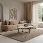 Canapé sectionnel beige en tissu moelleux texturé avec coussins assortis