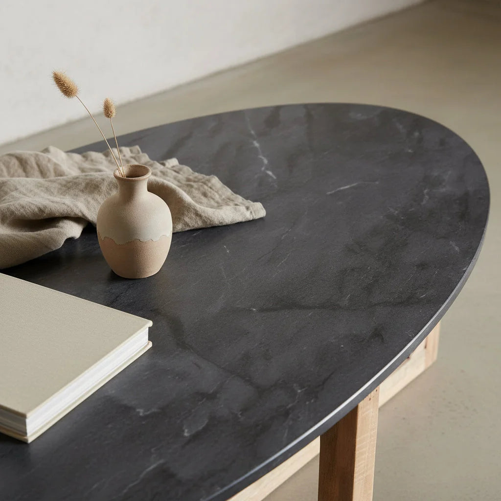 Table basse ovale en marbre gris foncé et bois clair croisé, 120x60 cm