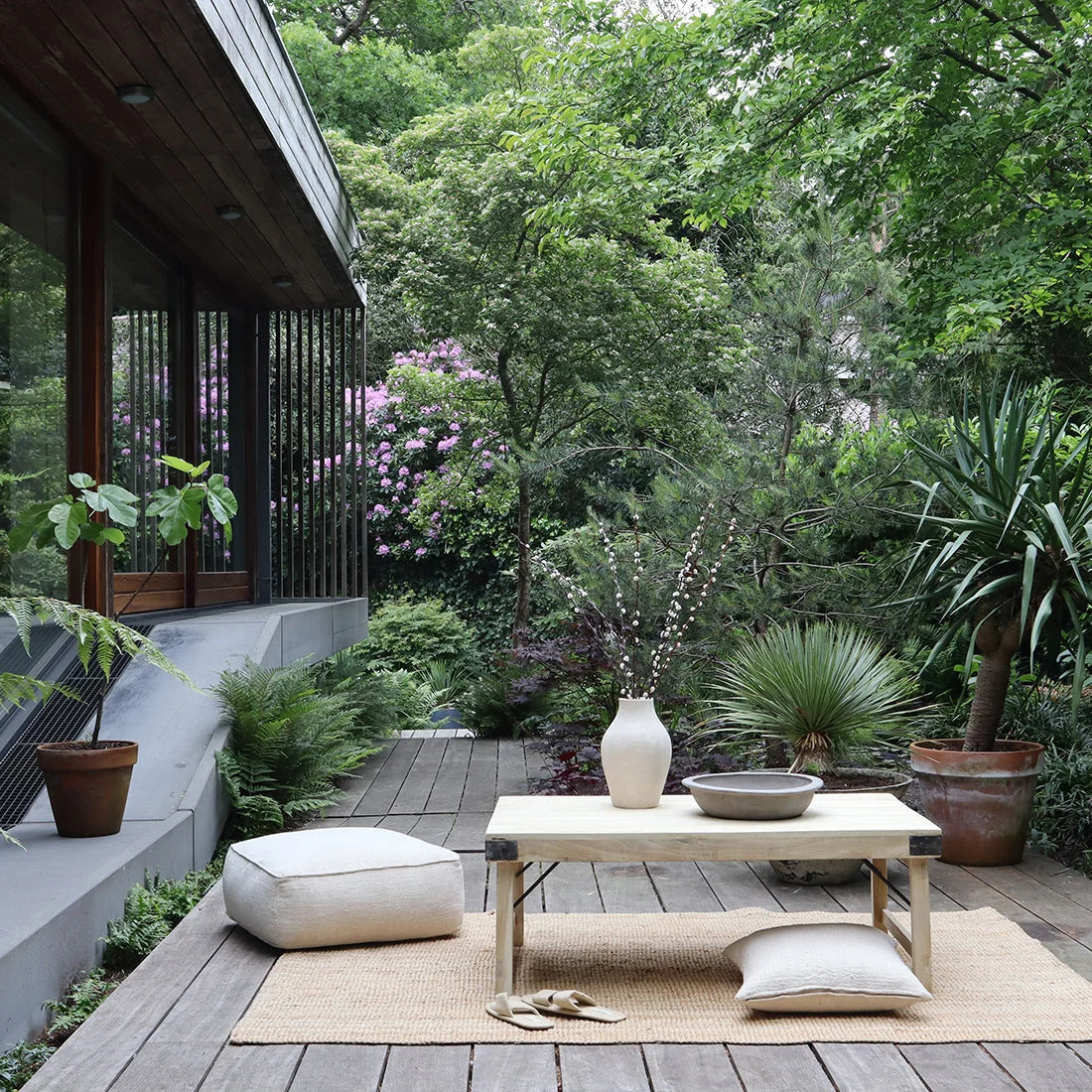 Vase en céramique blanche minimaliste sur table basse rectangulaire en bois naturel 120x75 cm