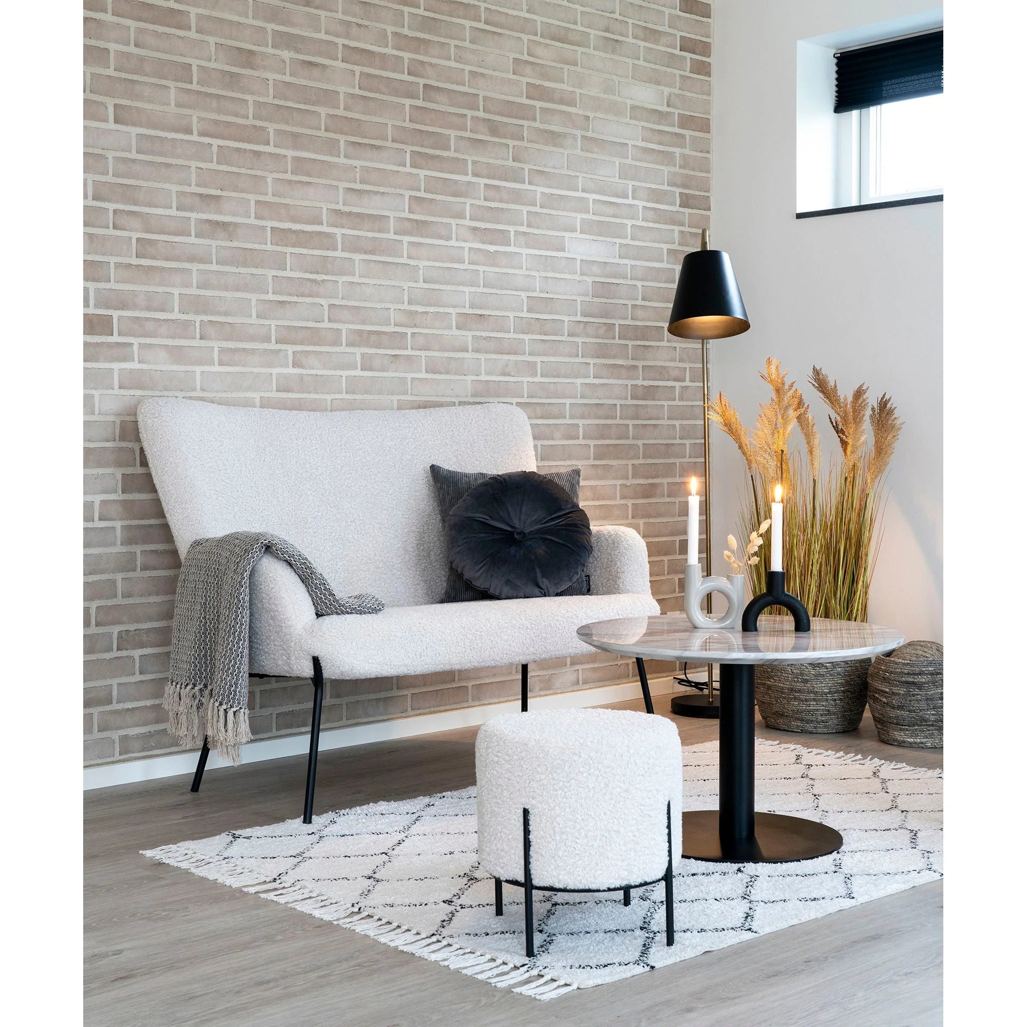 Fauteuil blanc douillet avec pieds noirs pour le style dans une pièce moderne
