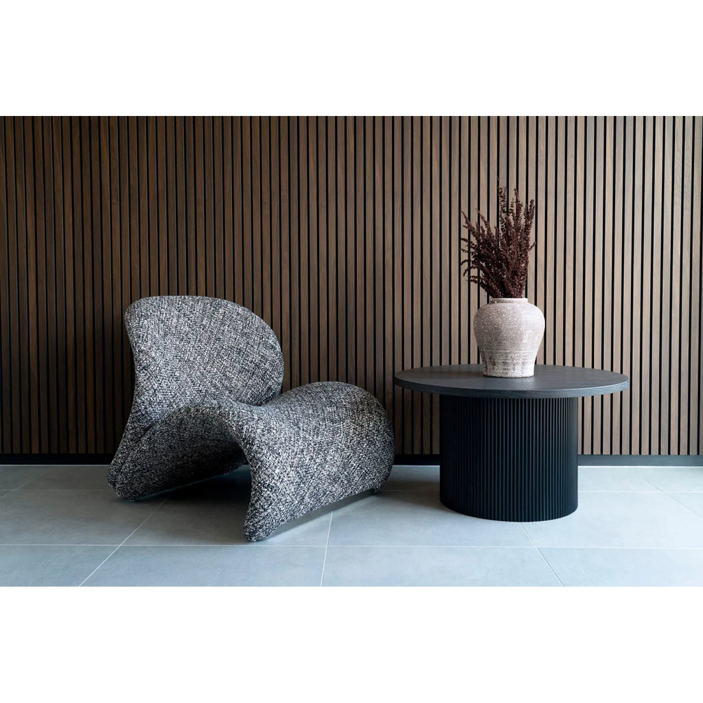 Fauteuil moderne gris et blanc texturé, design sculptural organique