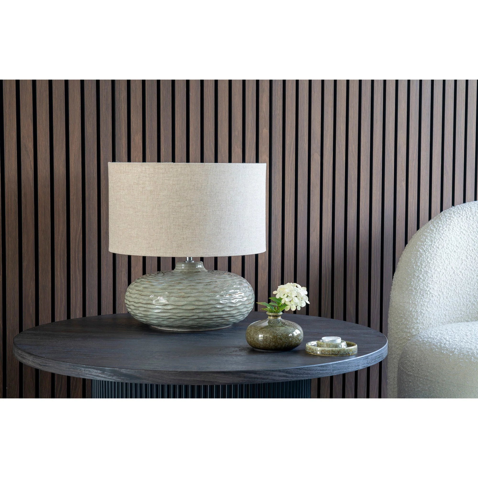 Lampe en verre texturé avec abat-jour en lin pour la table basse ronde en bois
