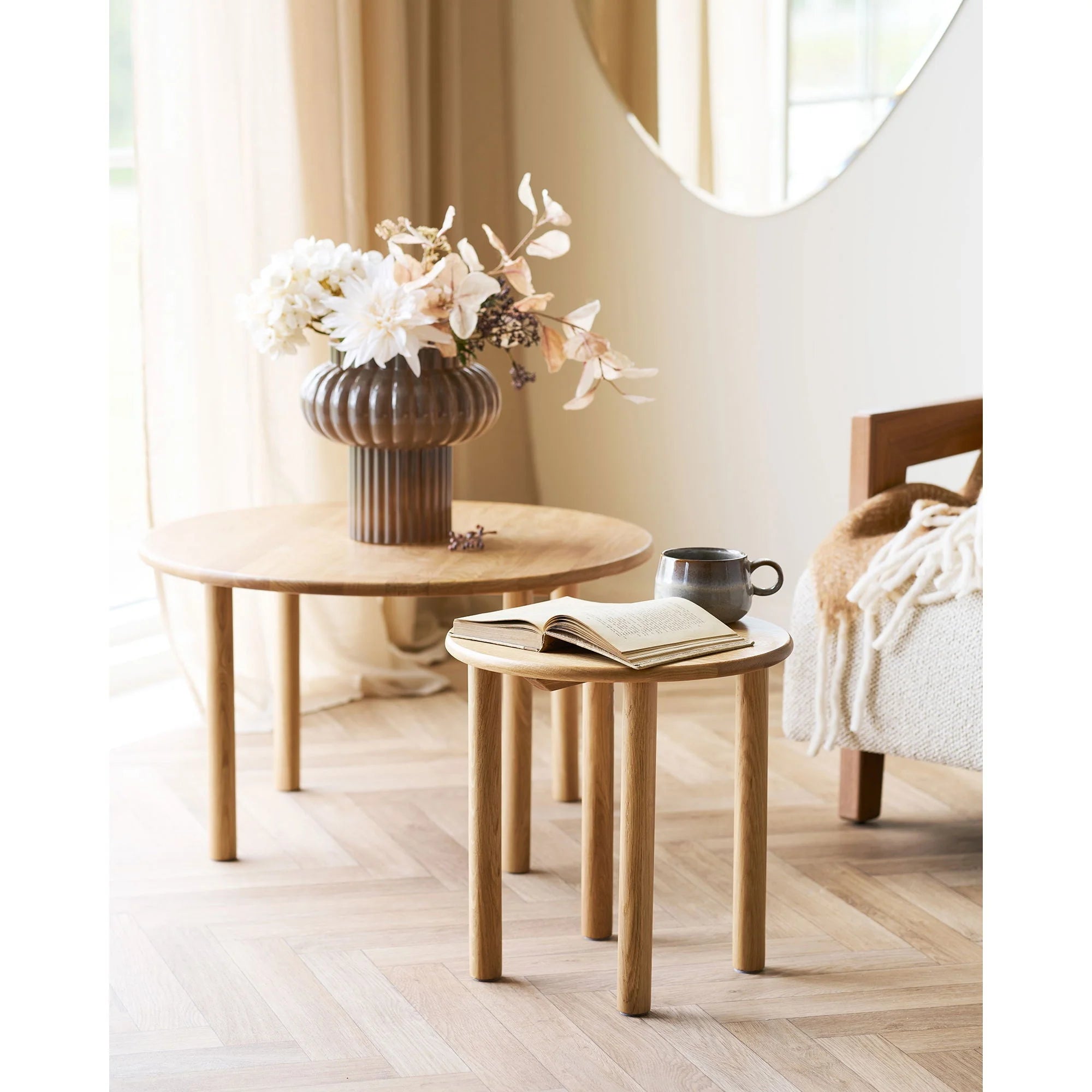 Deux tables d’appoint rondes en bois de chêne naturel pour salon, Ø70 cm