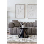 Vase céramique blanc à côtes avec fleurs séchées sur table basse ronde en bois fumé Ø70 cm