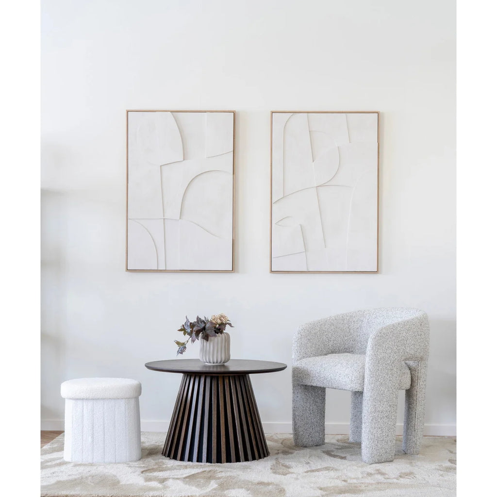 Fauteuil gris texturé design moderne et sculptural avec dossier arrondi