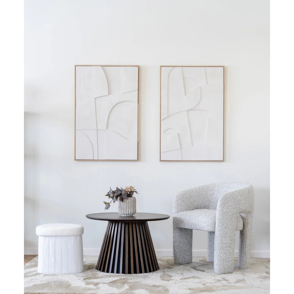 Fauteuil gris texturé design moderne et sculptural avec dossier arrondi