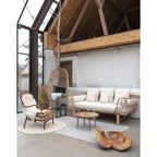 Canapé en rotin tissé avec coussins crème et cadre bois naturel