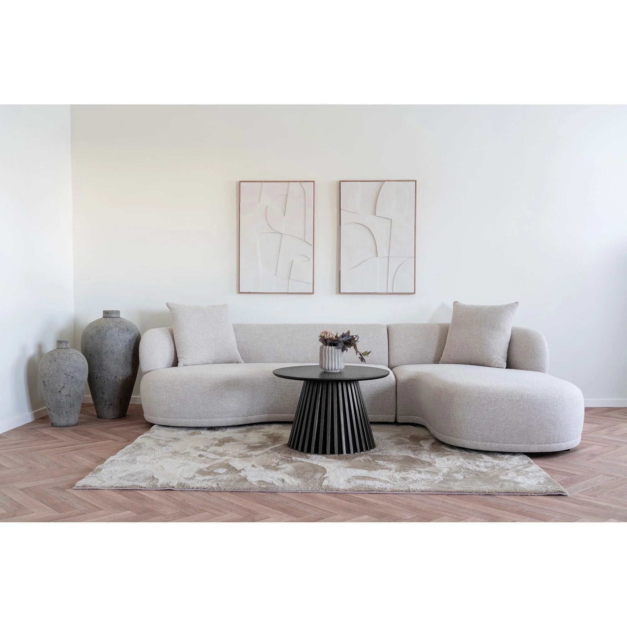 Canapé sectionnel aux tons neutres avec table basse ronde en bois noir rainuré Ø70 cm