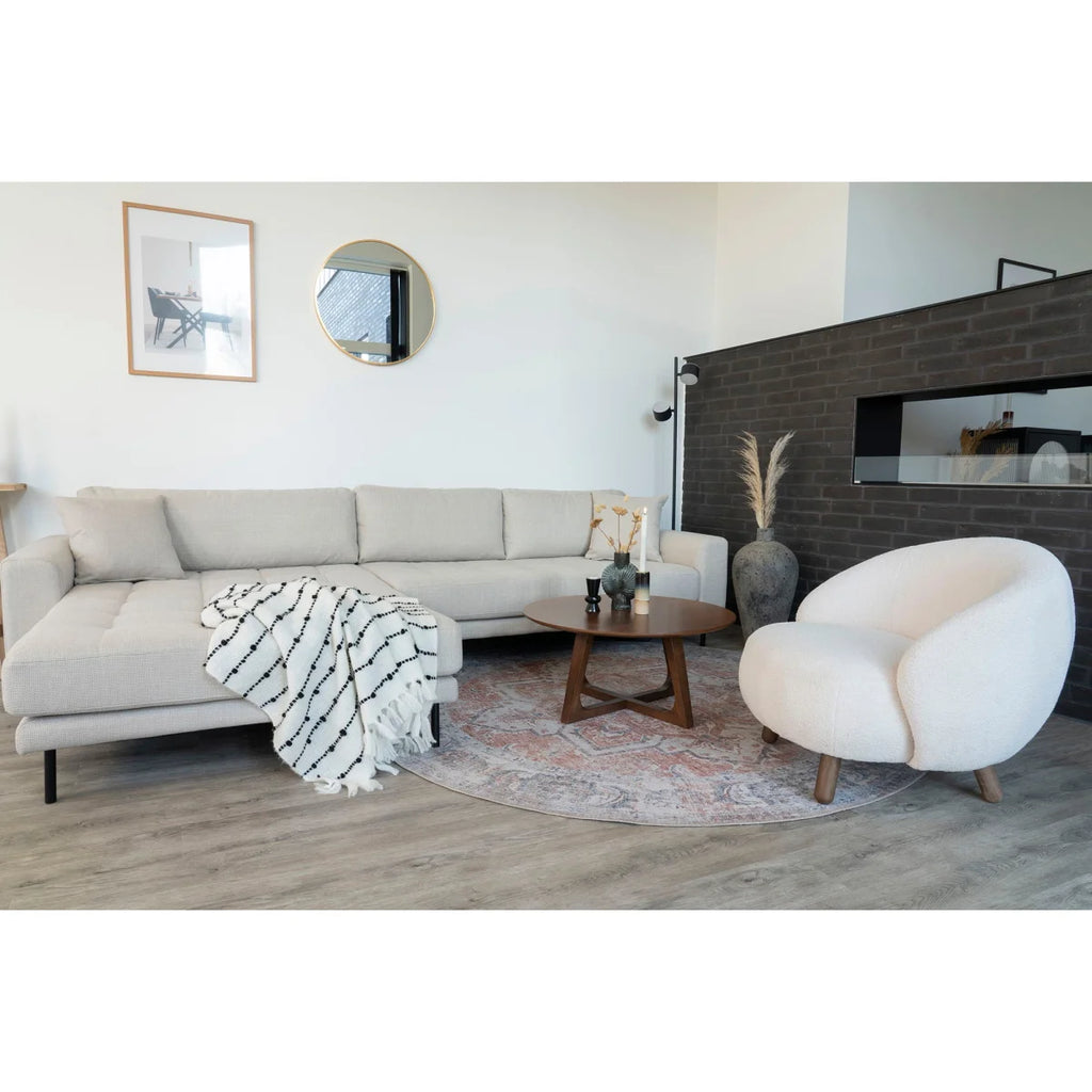Canapé sectionnel beige avec chaise longue, pieds noirs, plaid blanc géométrique