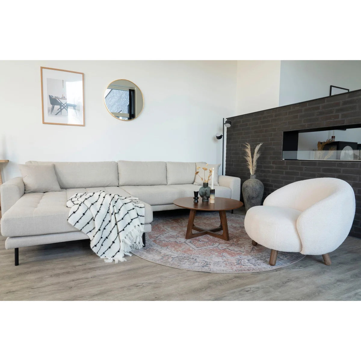 Canapé sectionnel beige avec chaise longue, pieds noirs, plaid blanc géométrique
