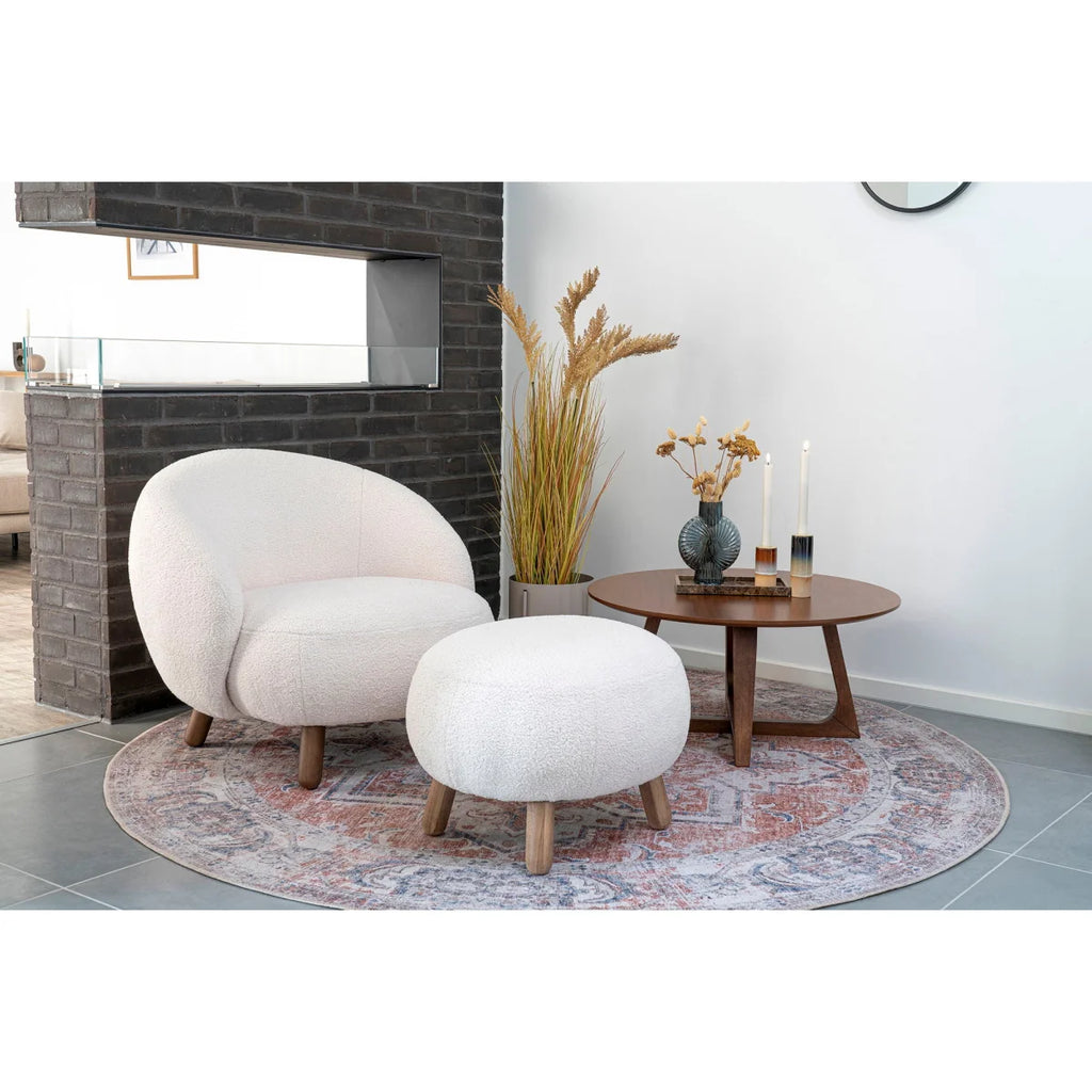 Fauteuil crème texturé moelleux, silhouette arrondie et pieds en bois