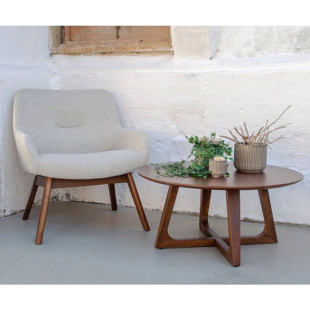 Fauteuil cosy et table basse ronde en bois de noyer avec pieds triangulaires