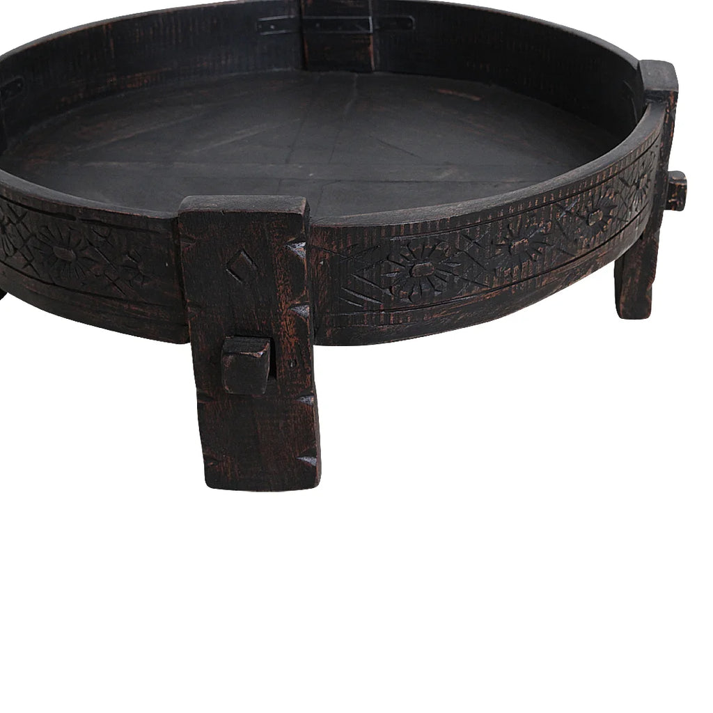 Table basse ronde en bois sculpté noir patiné, Ø73 cm