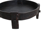 Table basse ronde en bois sculpté noir patiné, Ø73 cm