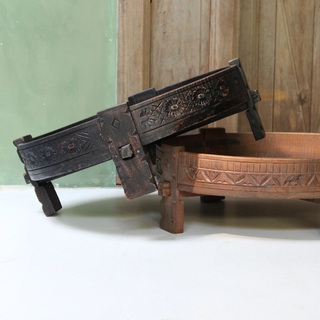 Plateau de service en bois noir patiné sculpté floral, base claire, Ø73 cm