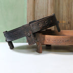 Plateau de service en bois noir patiné sculpté floral, base claire, Ø73 cm