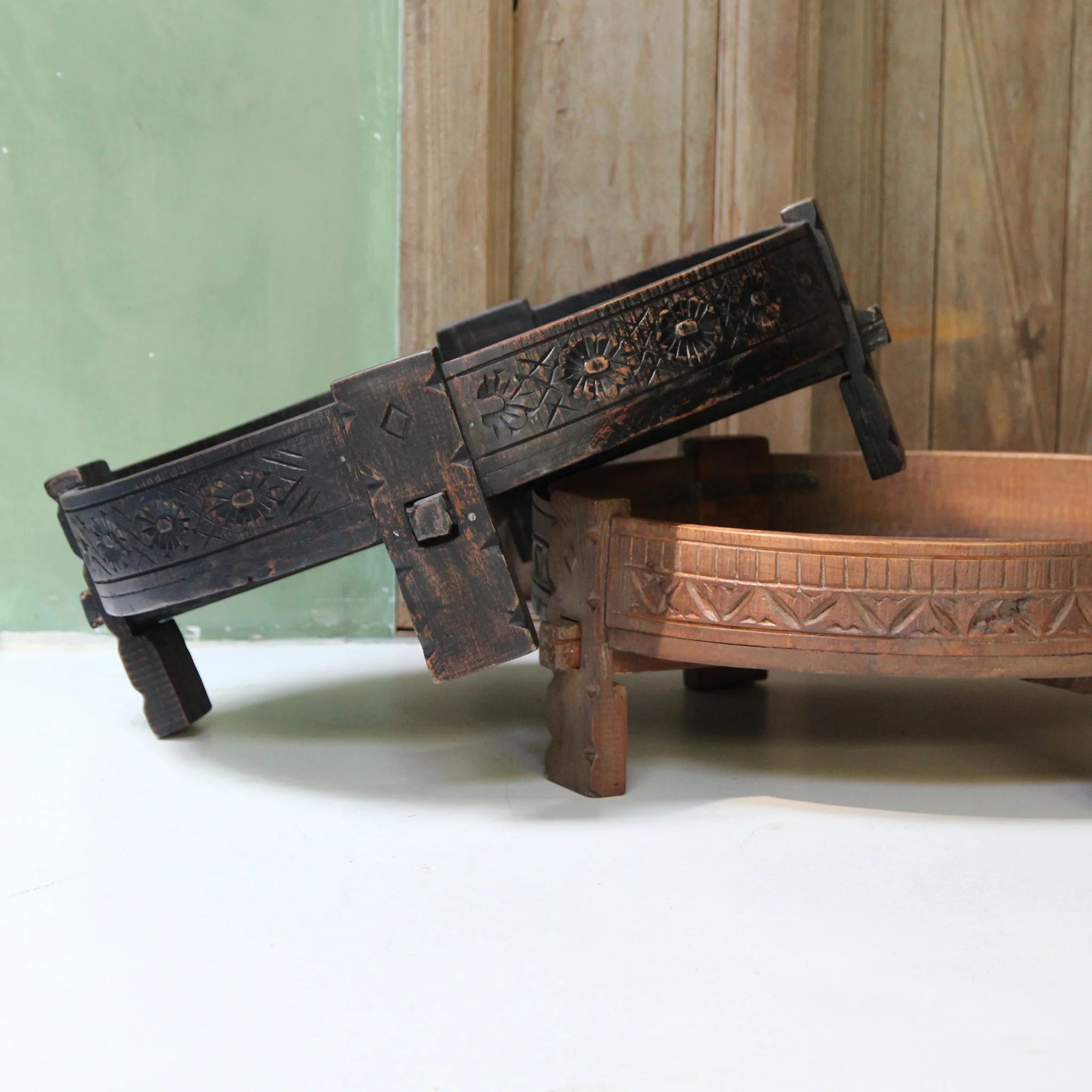 Plateau de service en bois noir patiné sculpté floral, base claire, Ø73 cm